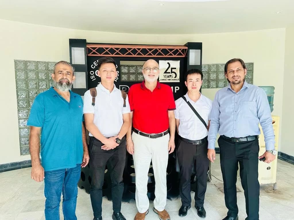 Group photograph during a visit by Chinese partners to Prix Pharmaceutica in Pakistan