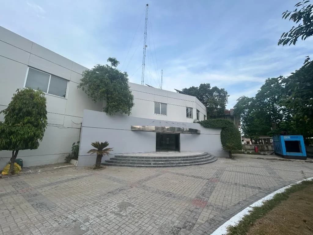 Wide exterior view of the Prix Pharmaceutica manufacturing premises