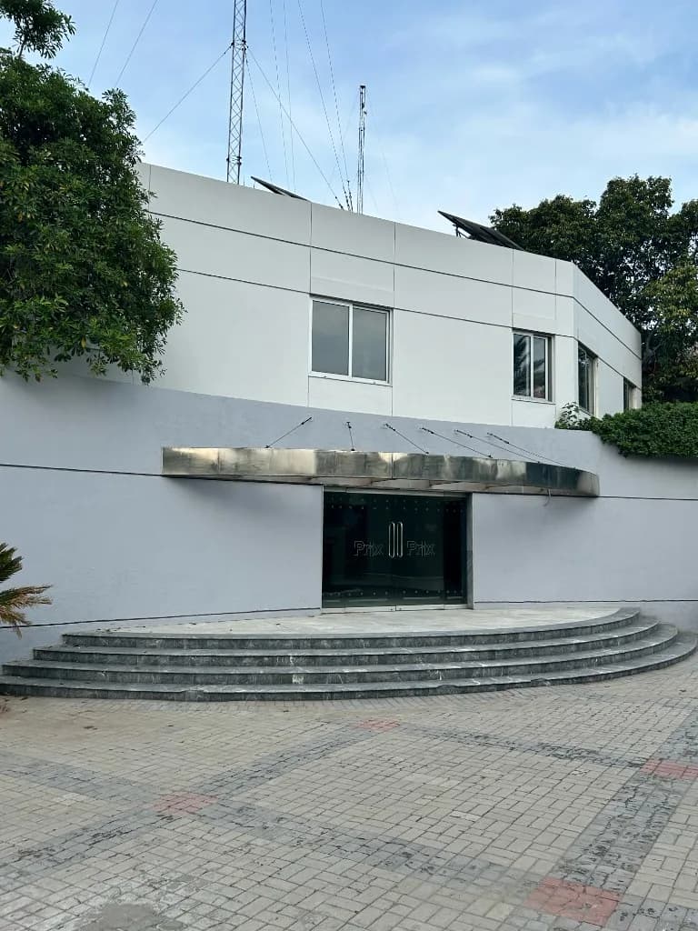 Main entrance of the Prix Pharmaceutica facility with steps and glass doors