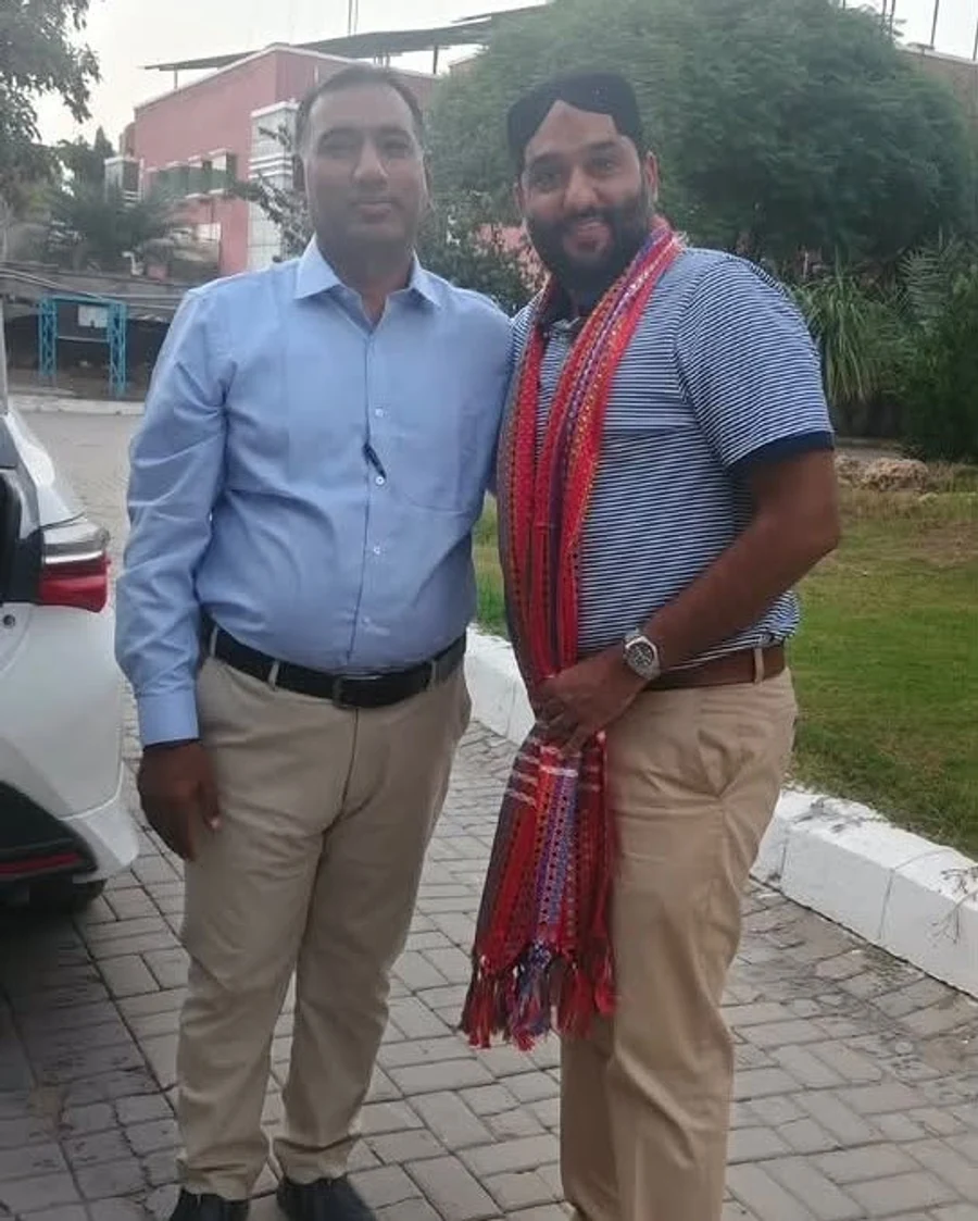 Participants with traditional Sindhi gifts at the Prix Pharmaceutica Sukkur Zone meeting